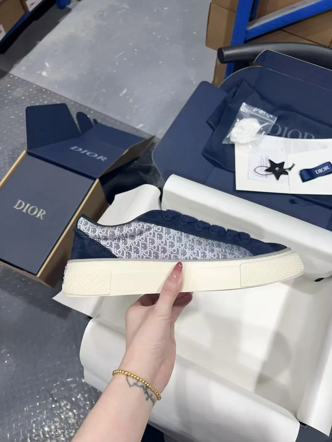 👟👟Ex-factory price 560👟👟 𝐃𝐢𝐨𝐫 𝐱 𝐒𝐭𝐨𝐧𝐞 𝐈𝐬𝐥𝐚𝐧𝐝 𝐁𝟯𝟯 Dior co-branded Stone Island new casual sports shoes Skateboard shoes 111111111 This B33 sneaker comes from the DIOR AND STONE ISLAND limited series. It is a new interpretation of the classic tennis shoe. The fashionable silhouette highlights the heavy texture. The black-dyed cotton has a delicate wash and soft texture, and is finished with the classic Oblique print on the sides, paying homage to the exceptional craftsmanship of the exclusive collaboration. The tongue is embossed with the Dior signature, while cannage panels on the front, DIOR AND STONE ISLAND signature on the back and insole. The rubber outsole features the Dior Oblique pattern, while a contrasting Dior 30 Avenue Montaigne signature on the rear adds style. It can add a modern touch to various casual looks, and can also be matched with other DIOR AND STONE ISLAND items. Exquisite packaging at the delivery counter🛍📦 Customized cowhide material, sheepskin lining, original molded outsole Size: 35-45